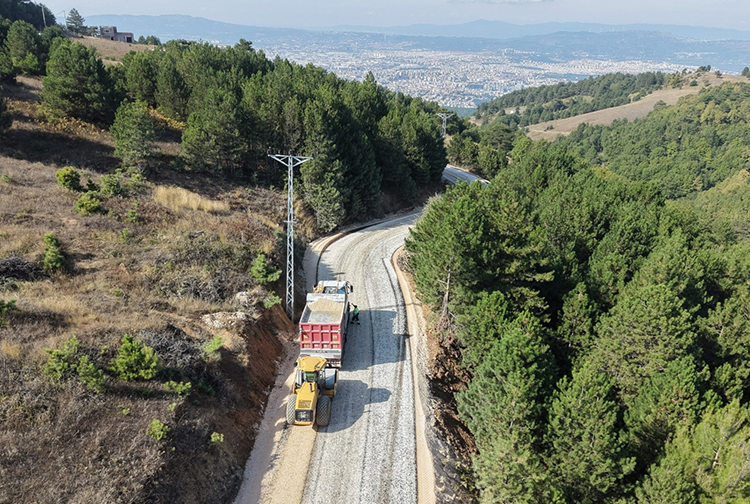 Bursa Büyükşehir Belediyesi, Osmangazi Ilçesine Bağlı Üç Mahallede Toplam 15 Kilometre Uzunluğundaki Güzergahta Yol Yenileme Çalışması Gerçekleştiriyor.