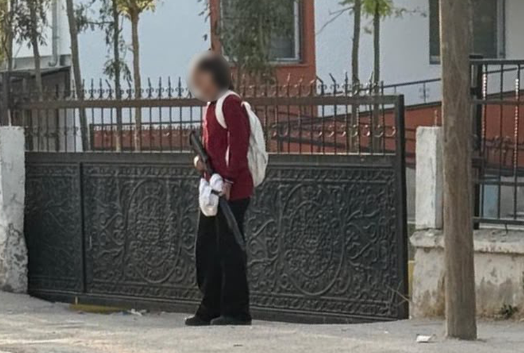 Elinde silahla okula gelen öğrenci böyle görüntülendi