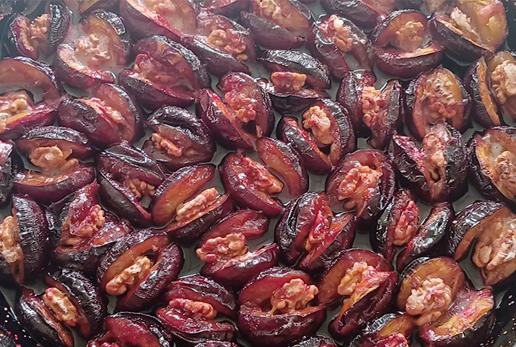 Dalında 4 liraya düşen ton eriği kışlık tatlıya dönüşüyor