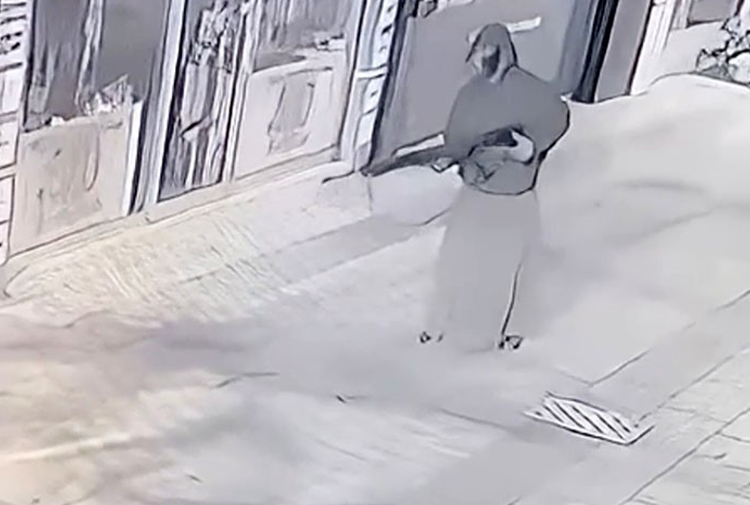 Etek giyip iş yeri kurşunladılar, polis ekiplerinden kaçamadılar