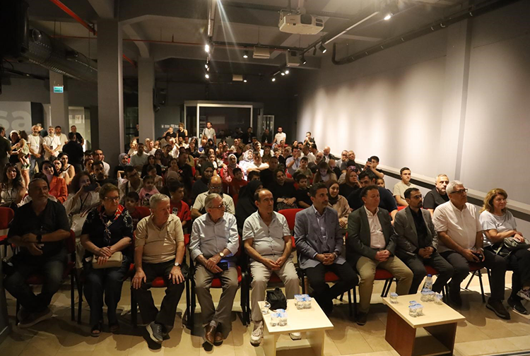 Karagöz, Bursa'da Izleyiciyle Buluşuyor