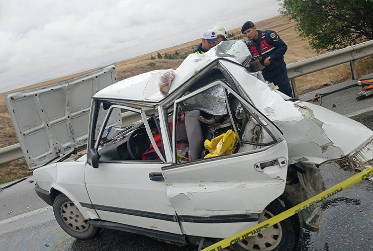 Tır otomobili biçti: 2 kişi can verdi