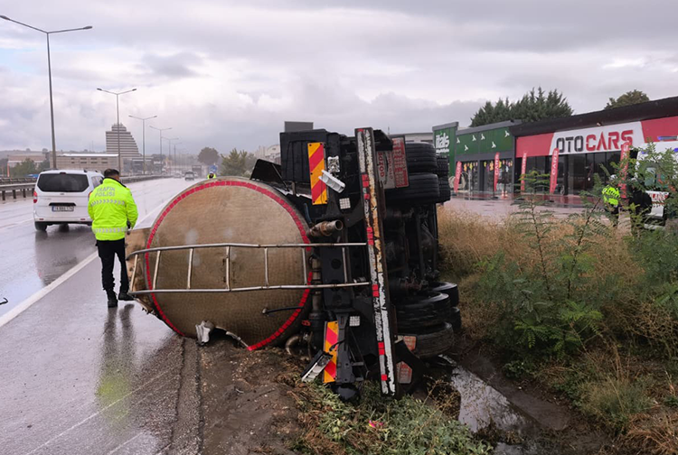 Bursa İnegöl'de tuz yüklü TIR devrildi