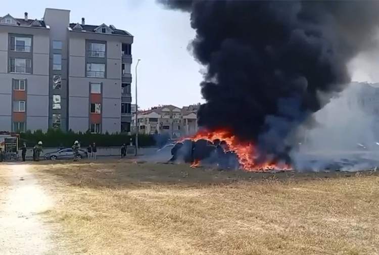 Yanan halı saha malzemeleri, site sakinlerine korku dolu anlar yaşattı