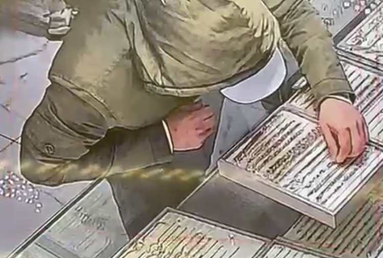 Sahte altınla kuyumcuyu oyaladı, bilekliği çalıp kaçtı