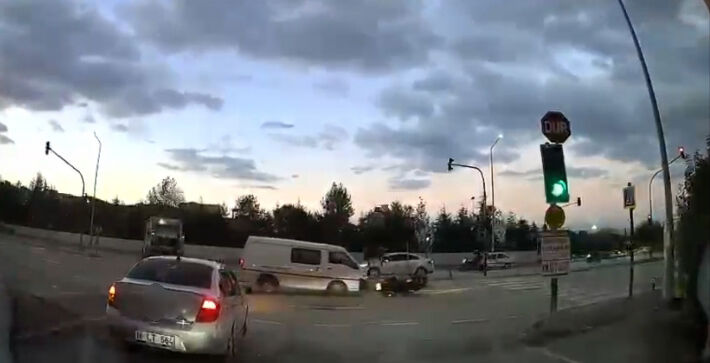 Kırmızı ışıkta geçen kamyonet motosiklete çarptı