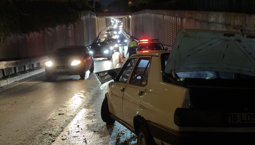 Bursa'da bariyerlere çarpan araçta 2 kişi yaralandı