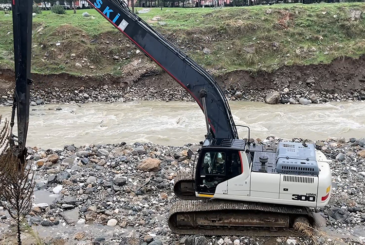Bursa'da toprak kayması sonrası suyun akış yönü değişti, ekipler müdahale etti
