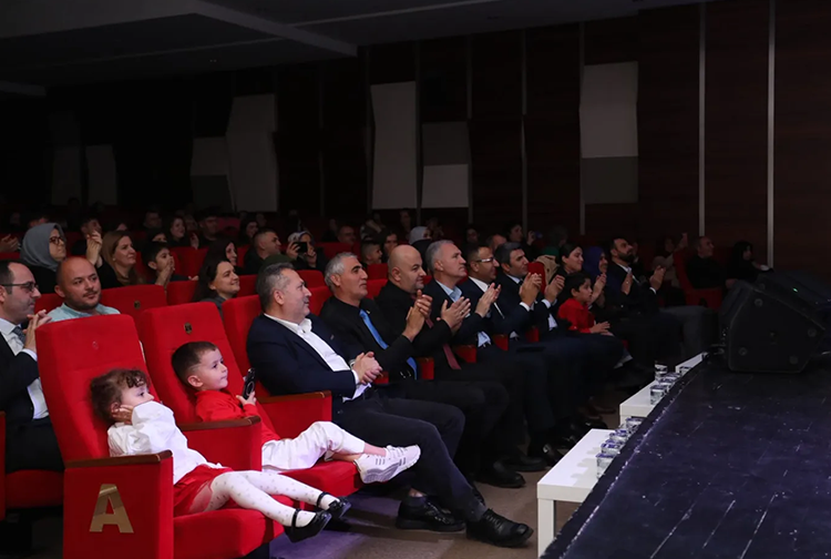 İnegöl Belediyesi Gençlik Korosundan Cumhuriyet Konseri3