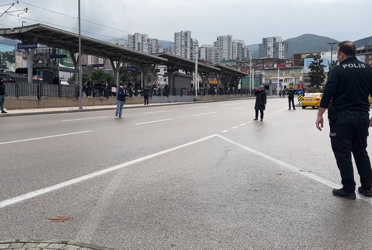 Bursa'da çocuğunu göremeyen kadın boynuna bıçak dayadı