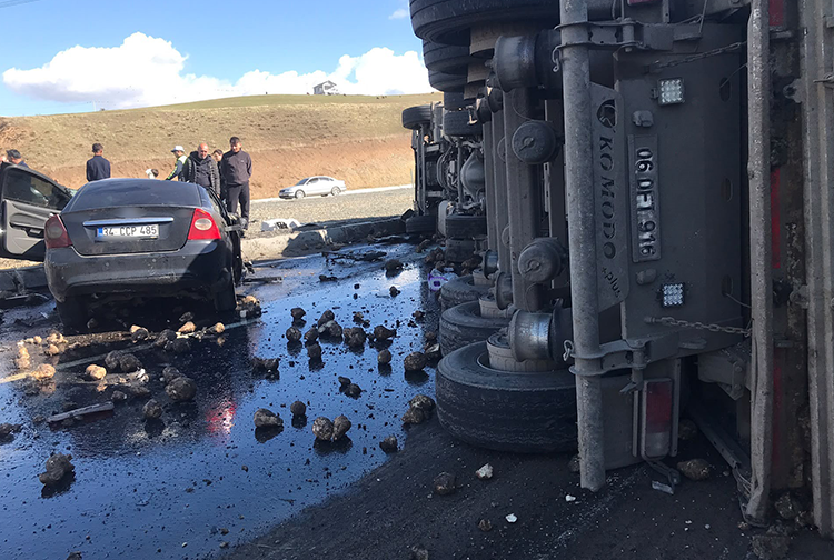 Ağrı'da TIR ve otomobil çarpıştı! Feci kazada 4 kişi öldü