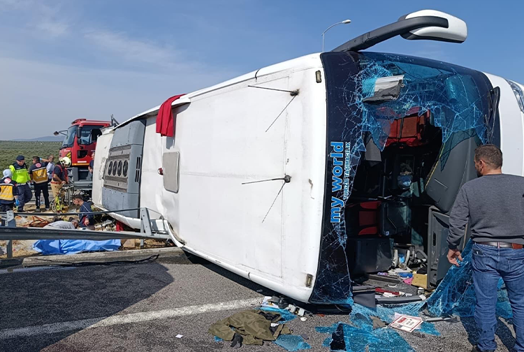 TIR ile yolcu otobüsü çarpıştı! Çok sayıda ölü ve yaralı var